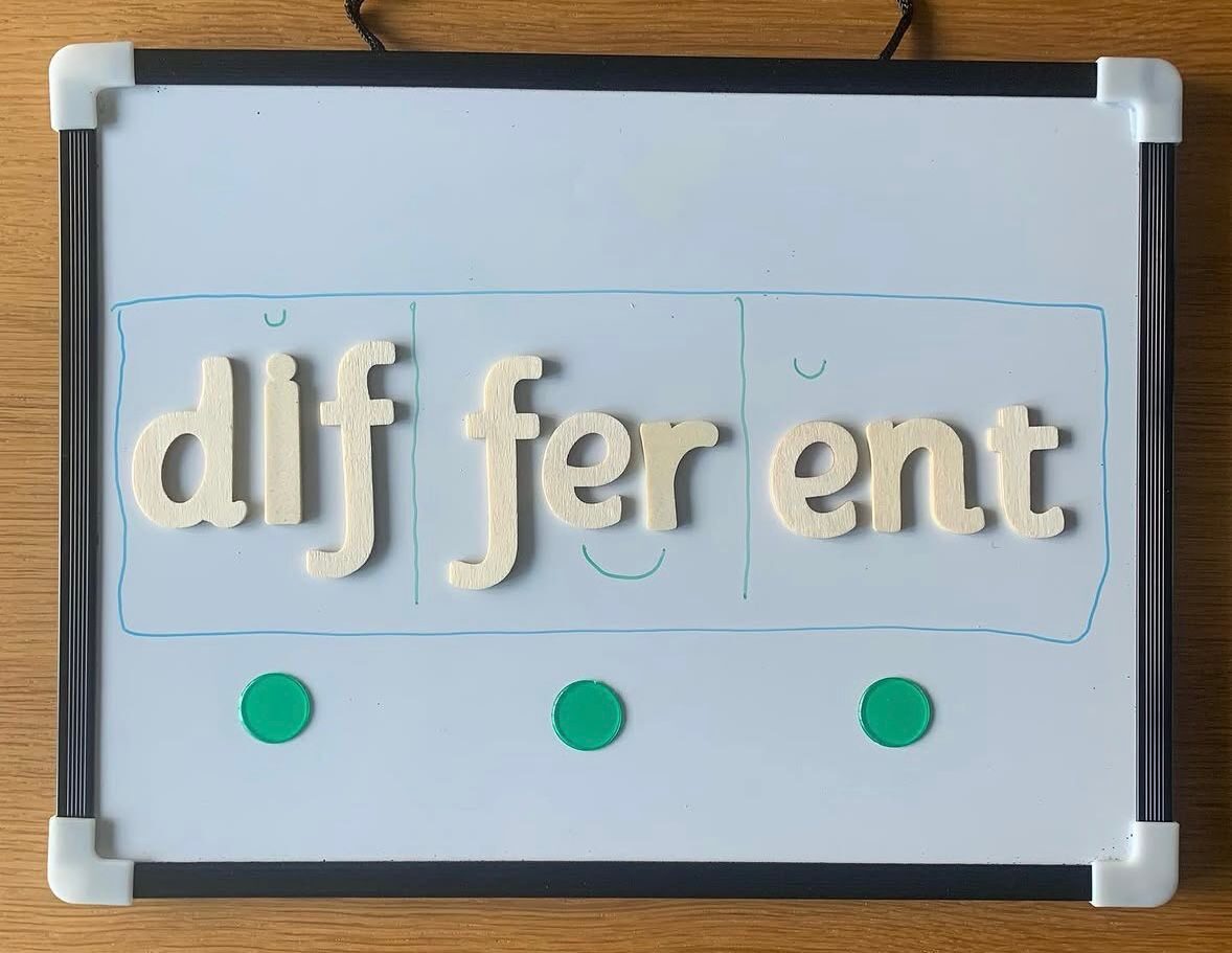 A whiteboard with the word different broken into syllables: dif, fer, ent